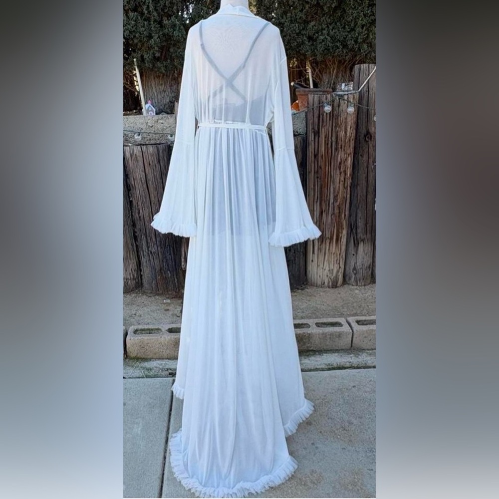Elegant White Sheer Robe - Picture 4 of 6